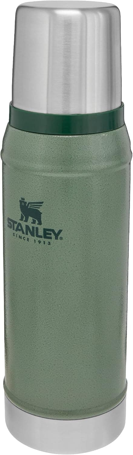 STANLEY Classic Legendary Vakumlu Termos 0.75 Litre - Yeşil (Hammertone Green) | Paslanmaz Çelik | 20 saat dayanır. Sıcak veya soğuk – Sızdırmaz – BPA içermez – Kapak bardak görevi görür