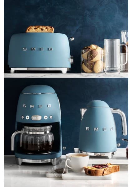 Smeg Mat Storm Blue® Kettle Seti: Ekmek Kızartma Makinesi ve Filtre Kahve Makinesi Otomatik Kapanma Özelliği