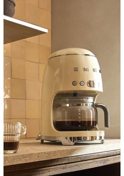 Smeg Krem Filtre Kahve Makinası 10 Fincan Kapasite ile Otomatik Kapanma ve Zamanlayıcı Özelliği