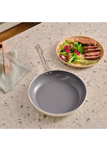 Karaca Swiss Crystal 26 cm Seramik Kaplama Düz Tava PFAS İçermeyen Üstün Yapışmaz Yüzey