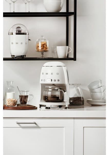 Smeg Beyaz Filtre Kahve Makinesi 10 Fincan Kapasitesi ile Otomatik Kapanma ve Zamanlayıcı Özellikli