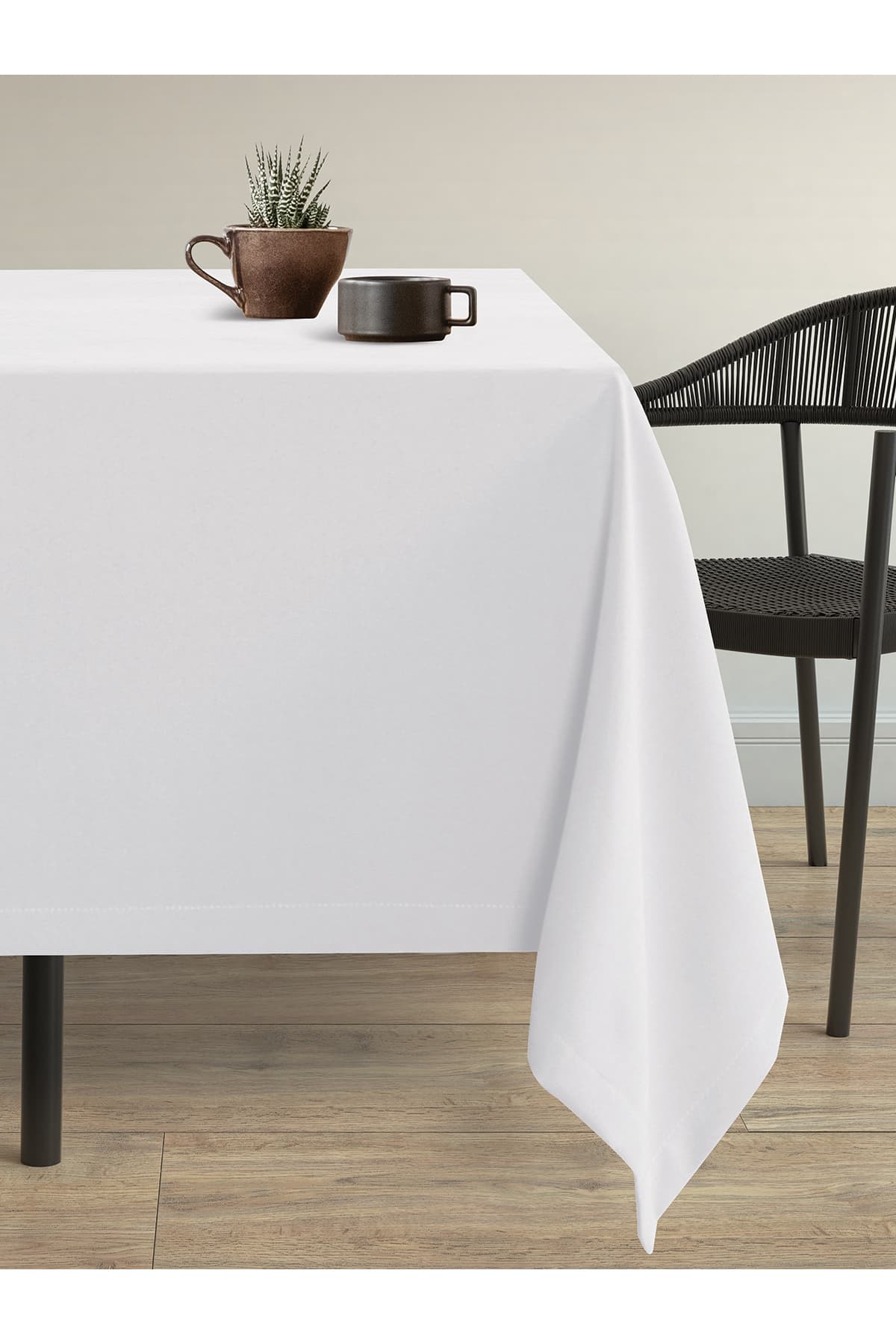 Demor Home Kadife Dokulu Kar Beyazı Dertsiz Masa Örtüsü
