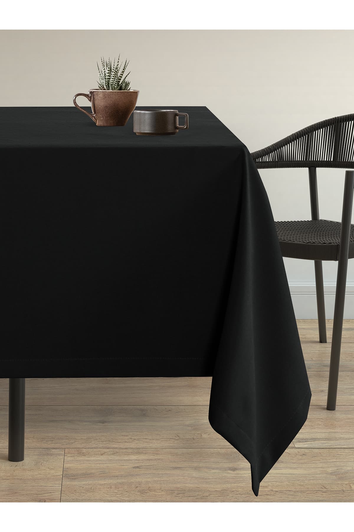 Demor Home Kadife Dokulu Panter Siyahı Dertsiz Masa Örtüsü