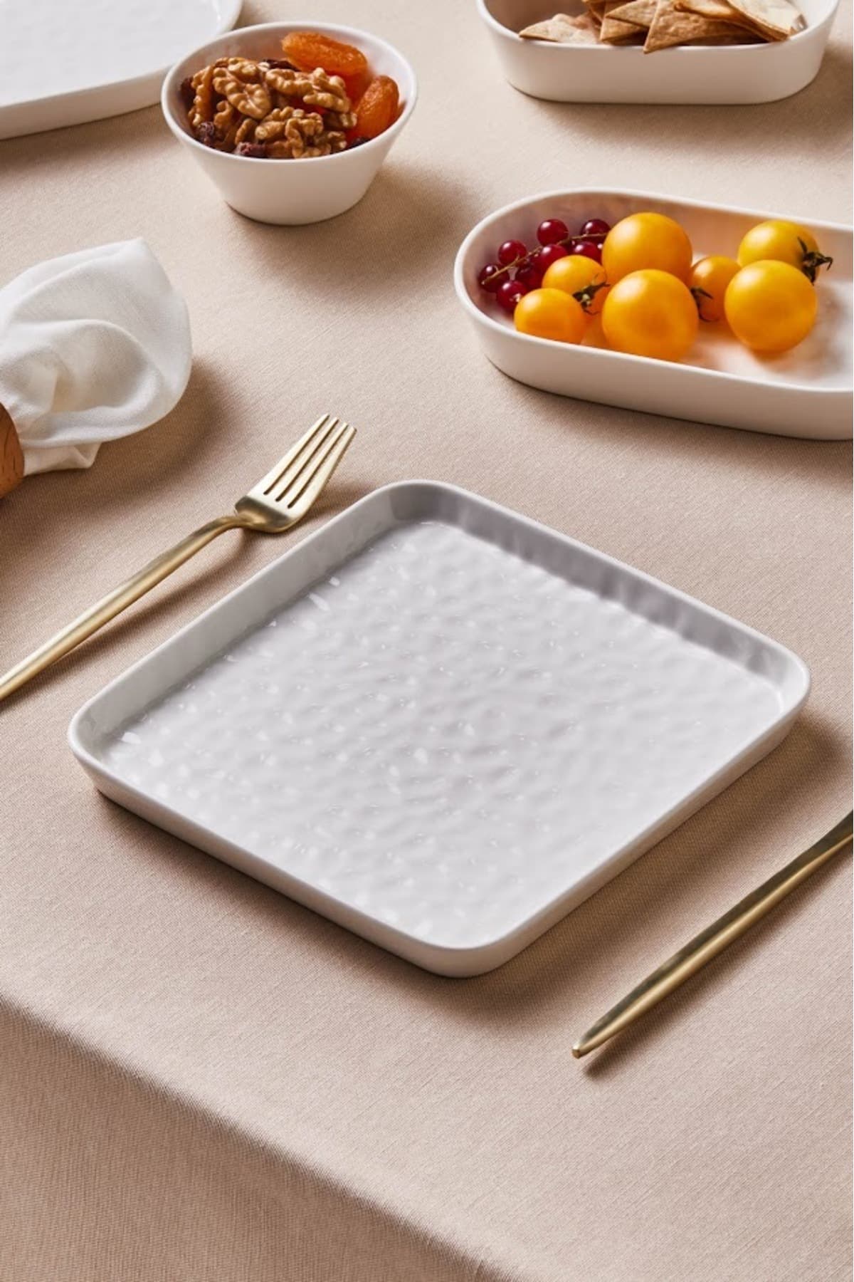 Karaca x Refika'dan Bembeyaz Pasta Tabağı 18 Cm