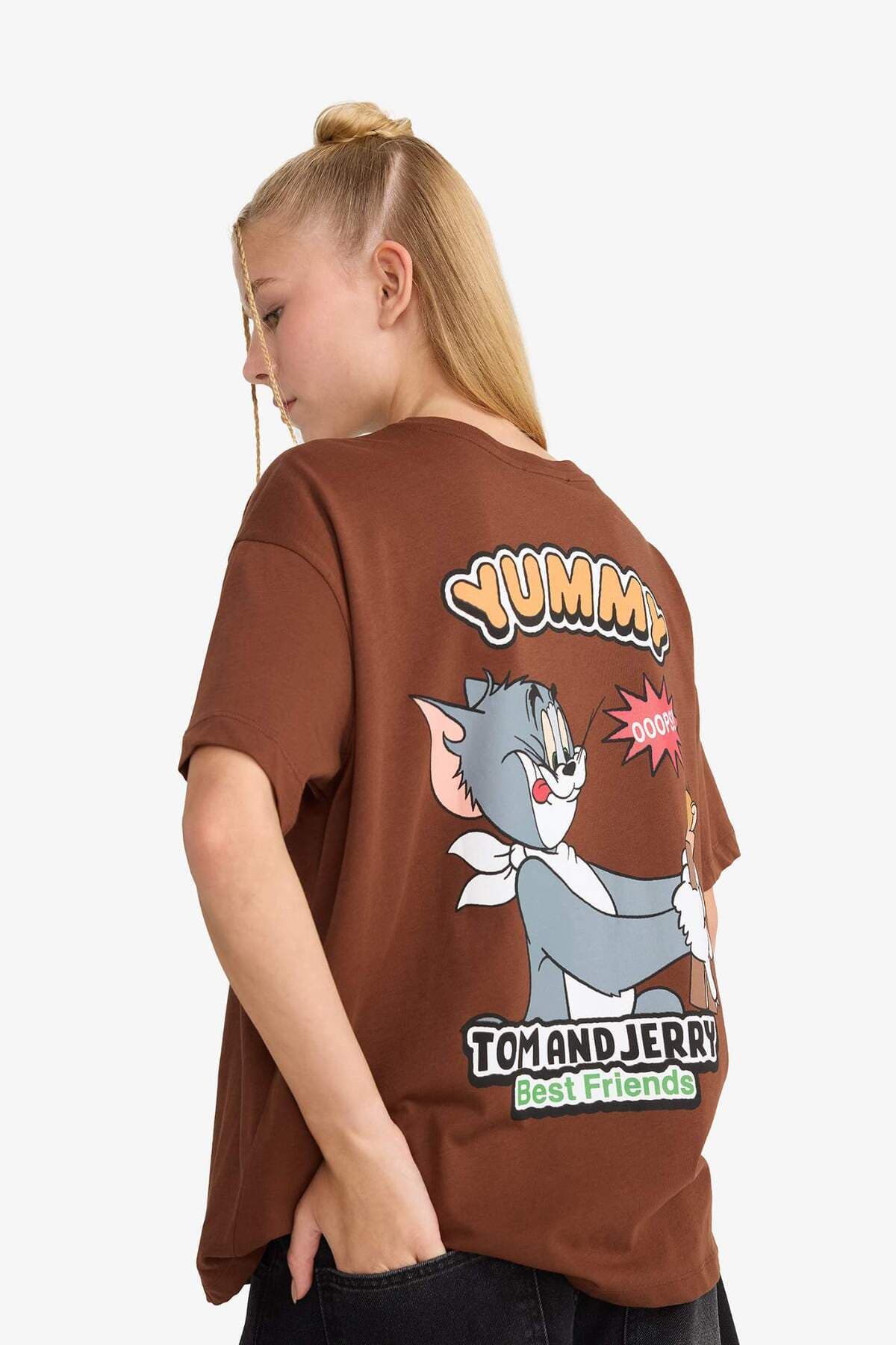 Defacto Tom & Jerry Oversize Geniş Kalıp Bisiklet Yaka Sırt Baskılı Kısa Kollu Tişört F8833AX25AU