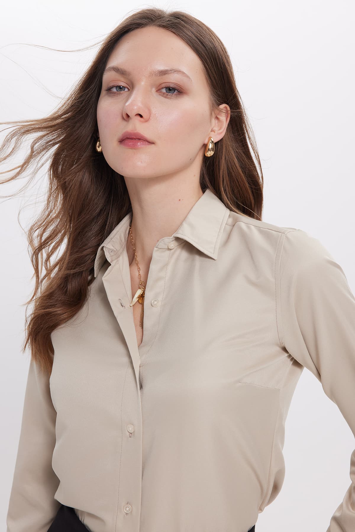 Tudors Kadın Slim Fit Dar Kesim Vücuda Oturan Uzun Kollu Açık Bej Basic Gömlek