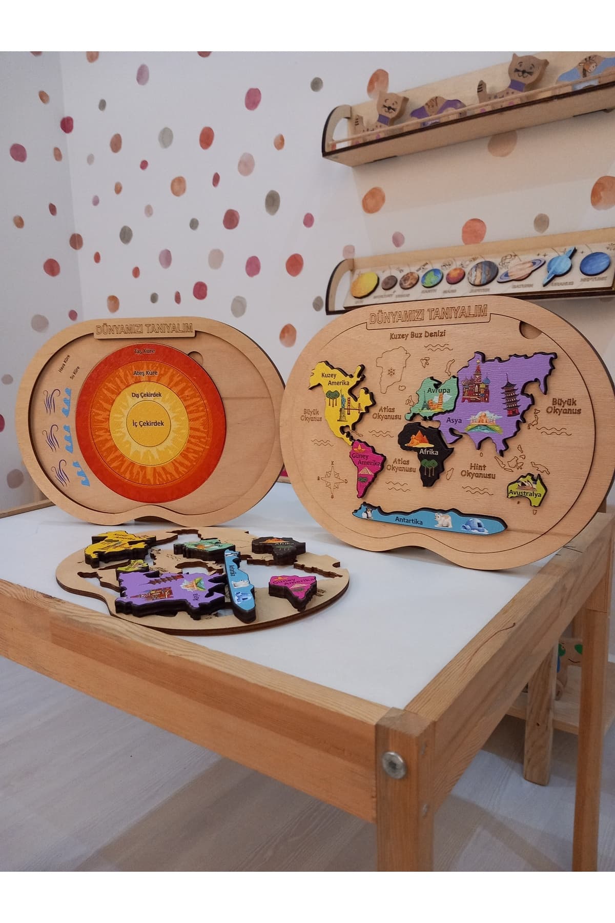 Ankebut Dünyanın Katmanları Renkli Kıtalar ve Okyanuslar ve Puzzle