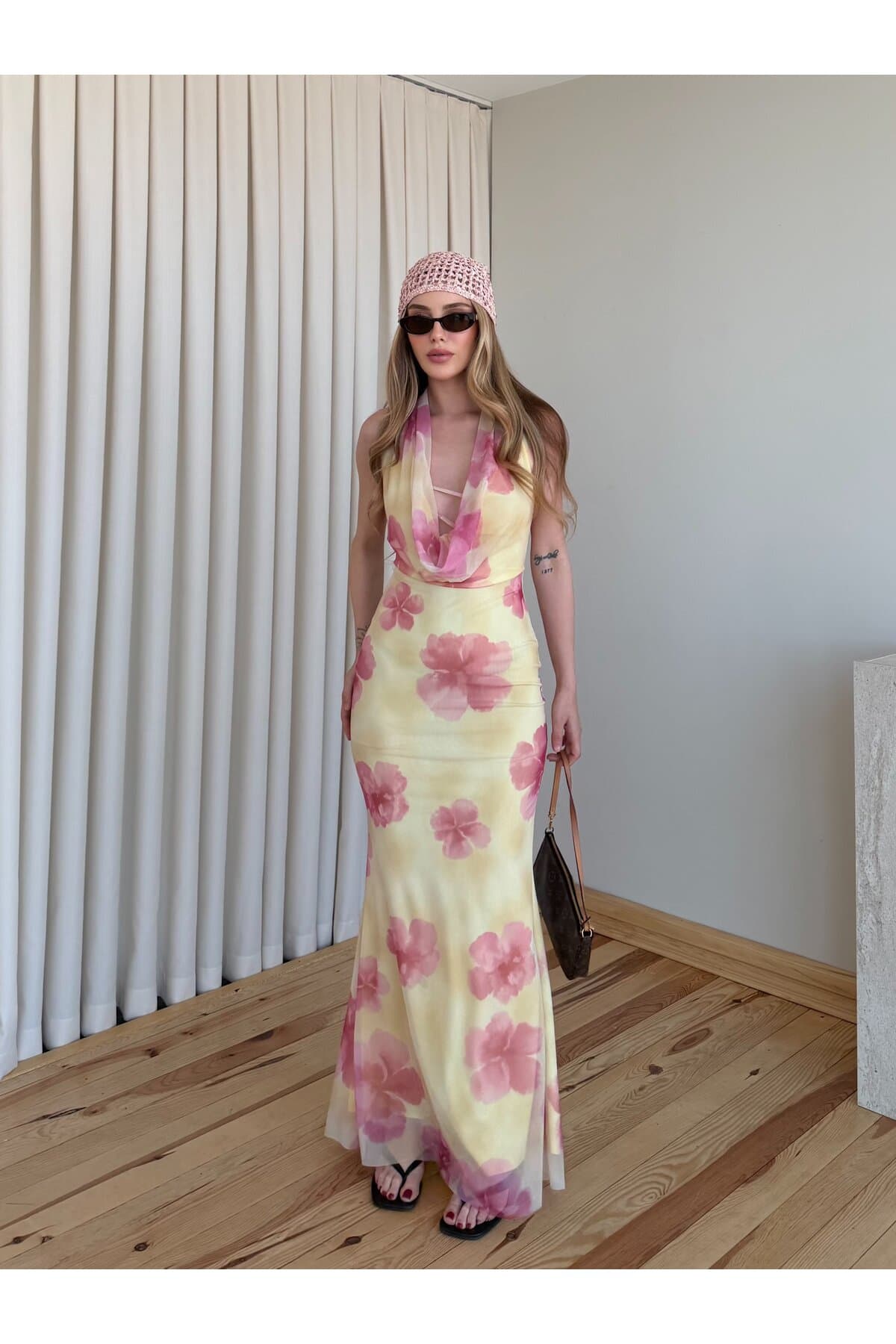 Laluvia Sarı Pembe Çiçekli Göğüs Dekolteli Elbise - 8514