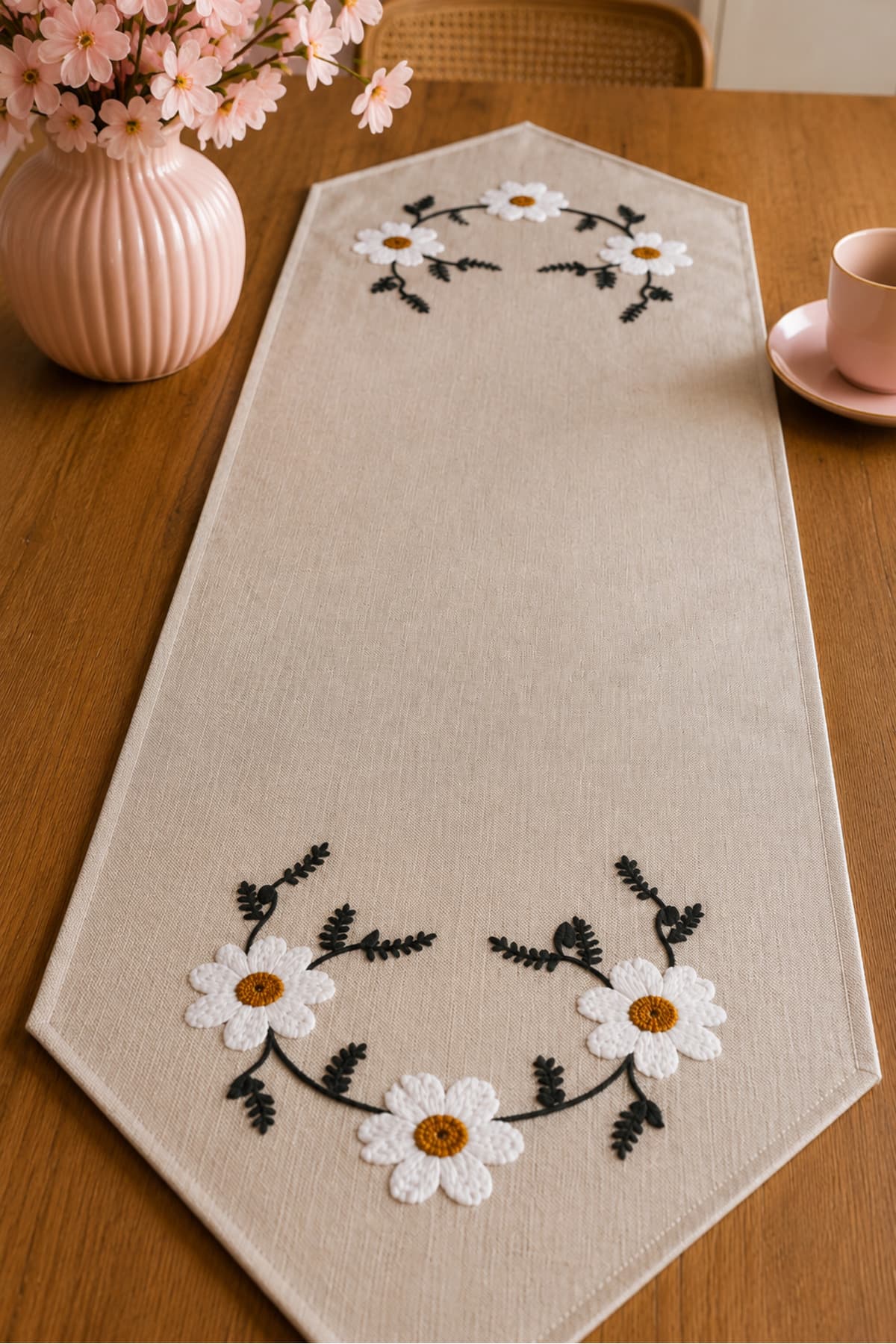 SEVMİŞ HOME Modern Punch Runner – Şık Desenli Dekoratif Masa Örtüsü